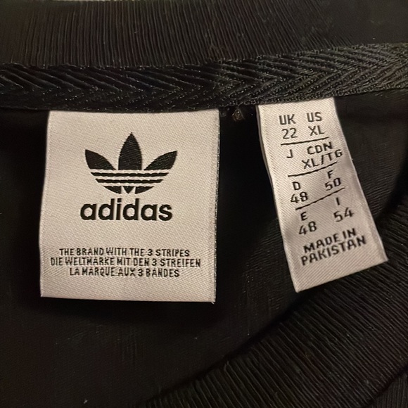 Plain black adidas crop top size XL fits like a large,worn once. - Picture 2 of 2